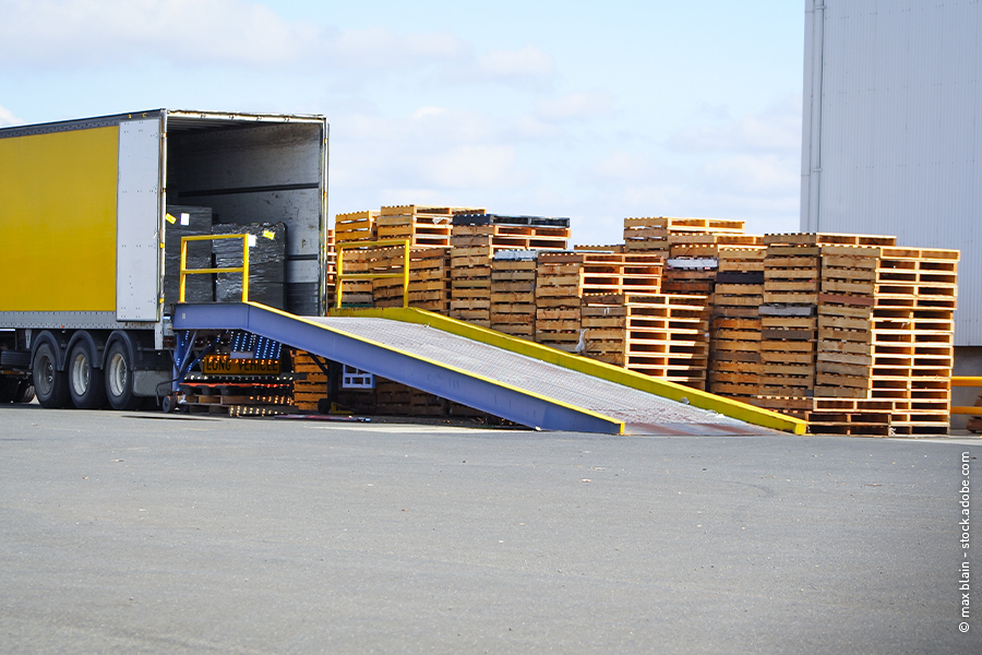 Dei pallet impilati pronti ad essere trasportati