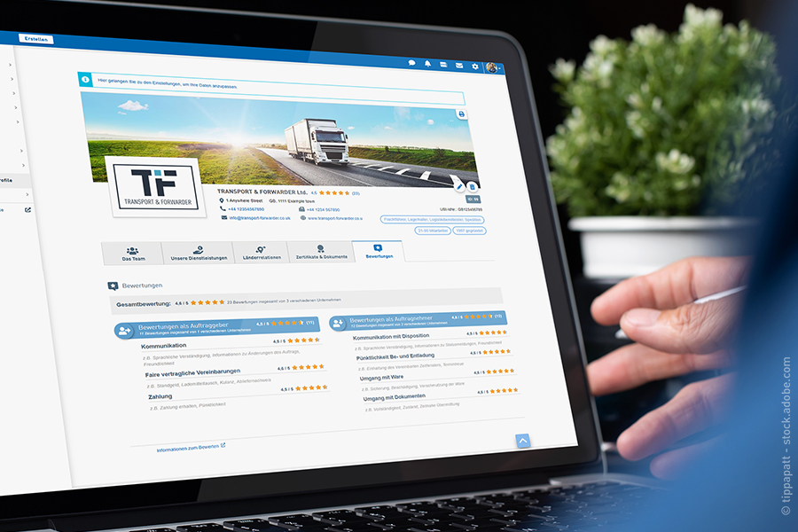 Sullo schermo del laptop è aperta la pagina di valutazione del partner di trasporto nello Smart Logistics System di TIMOCOM